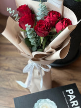 Load image into Gallery viewer, Classic Fresh red roses
