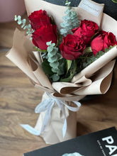 Load image into Gallery viewer, Classic Fresh red roses
