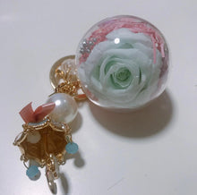 Load image into Gallery viewer, Preserved flower key chain
